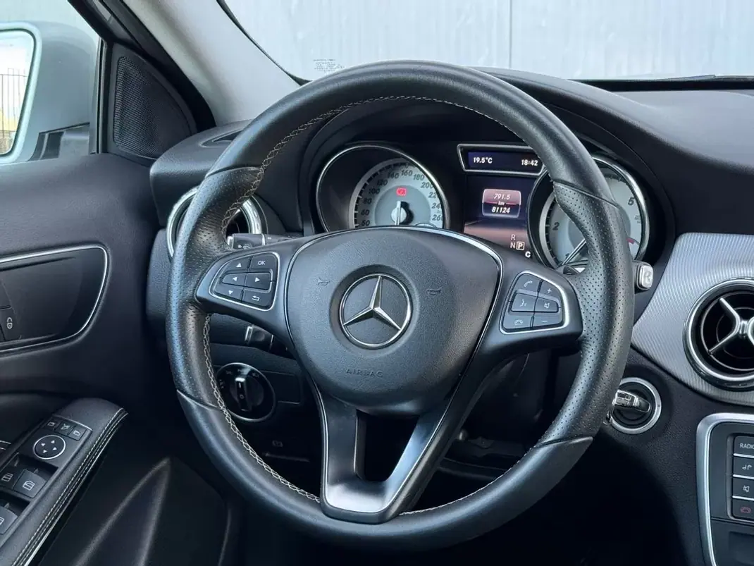 Mercedes-Benz GLA 180 2016 - 19950 EUR, 80000 km - AUTO.MOTO.pt - 80000km - foto 15 de 26