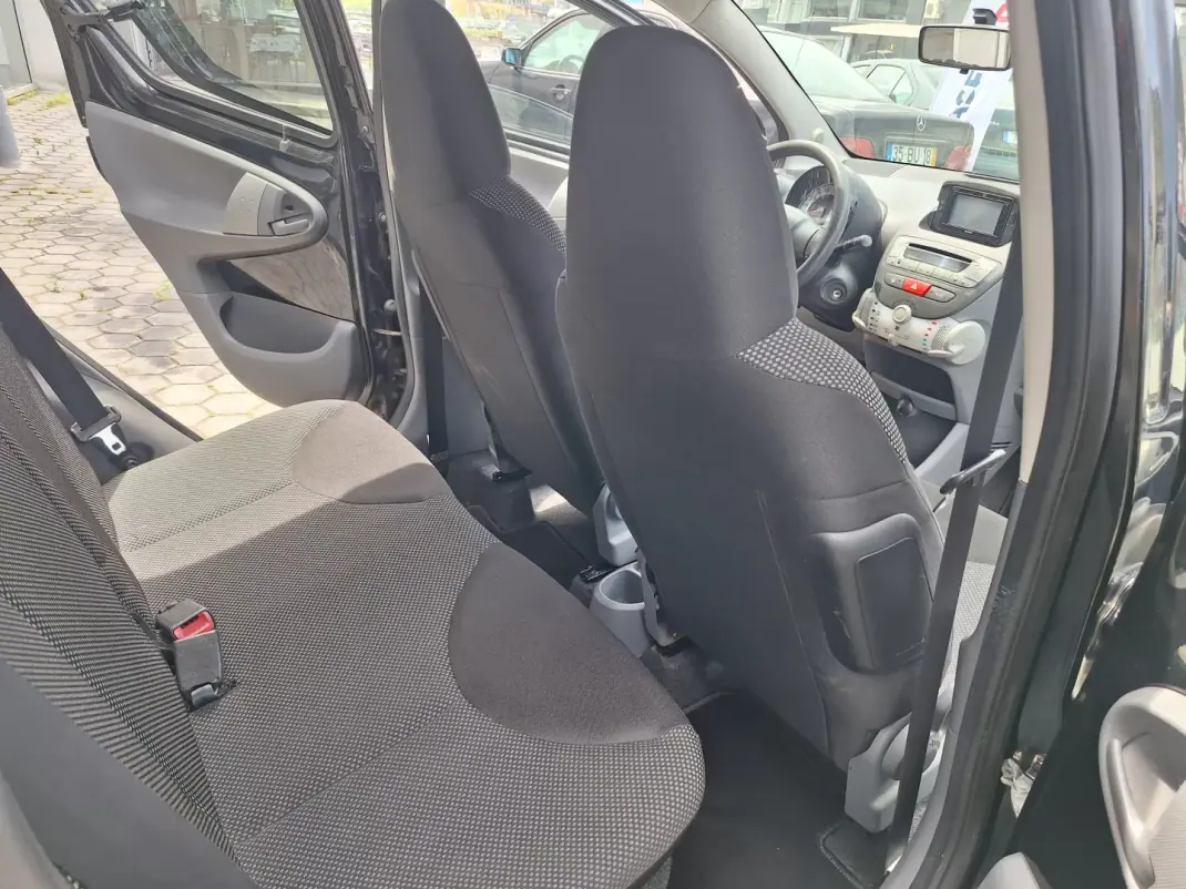 Toyota Aygo 2012 - 5900 EUR, 169000 km - AUTO.MOTO.pt - 169000km - foto 7 de 16