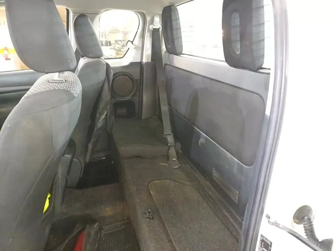 Toyota HILUX 2.4 D-4D 4WD CE 3 L CH 2020 - 23900 EUR, 213539 km - AUTO.MOTO.pt - 213539km - foto 6 de 6