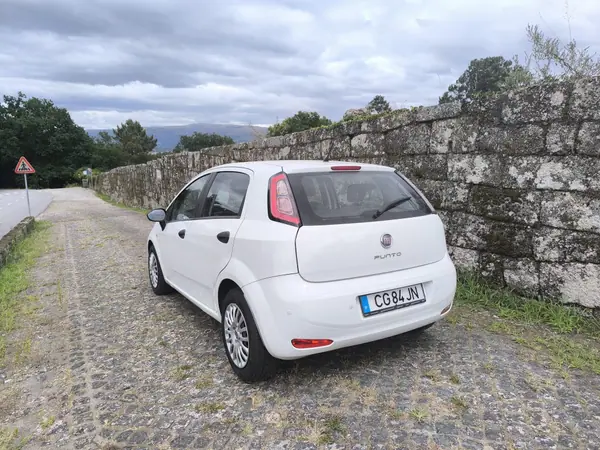 Fiat Grande Punto 2013 - 6000 EUR, 179000 km - AUTO.MOTO.pt - 179000km - foto 2 de 10