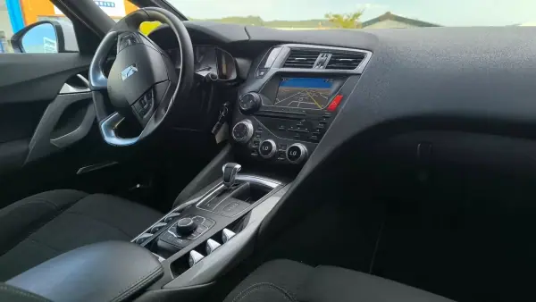 Citroën DS5 2015 - 10900 EUR, 175000 km - AUTO.MOTO.pt - 175000km - foto 9 de 17