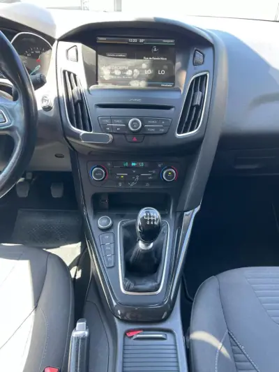 Ford Focus 2015 - 8900 EUR, 137000 km - AUTO.MOTO.pt - 137000km - foto 8 de 13