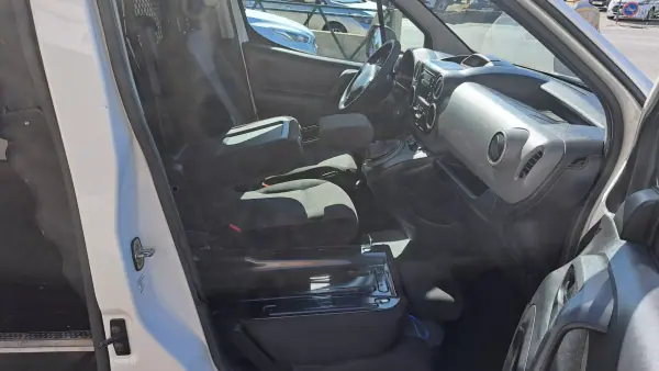 Citroën Berlingo 2016 - 9900 EUR, 218219 km - AUTO.MOTO.pt - 218219km - foto 10 de 19