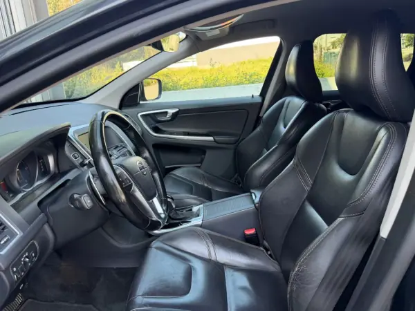 Volvo XC 60 2017 - 21499 EUR, 132121 km - AUTO.MOTO.pt - 132121km - foto 12 de 28