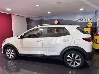 Kia Stonic 2023 - 15500 EUR, 91000 km - AUTO.MOTO.pt - 91000km - foto 4 de 16