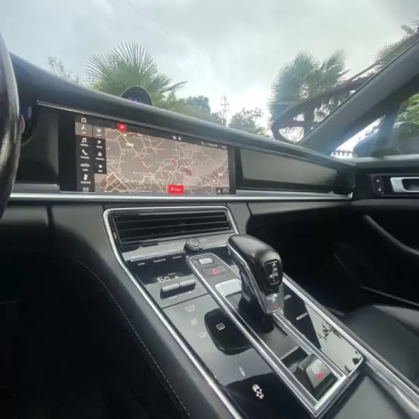 Porsche Panamera Sport Turismo 2019 - 69990 EUR, 210000 km - AUTO.MOTO.pt - 210000km - foto 23 de 50