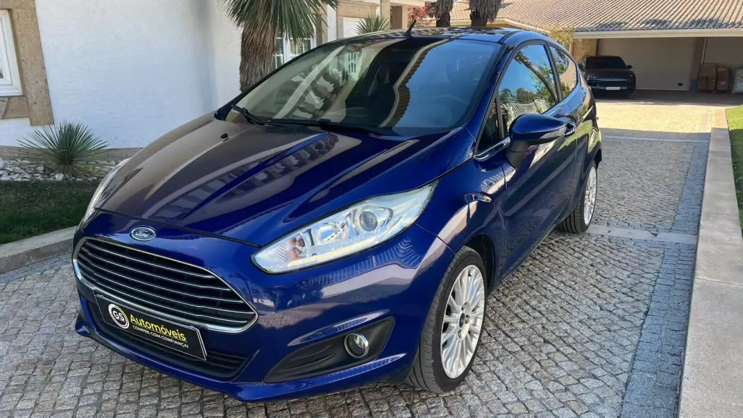 Ford Fiesta 2015 - 7990 EUR, 144693 km - AUTO.MOTO.pt - 144693km - foto 1 de 17