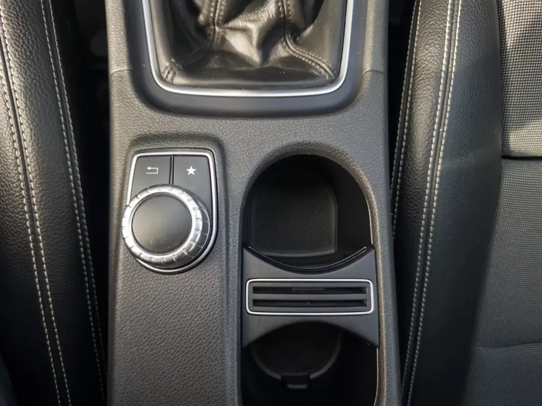 Mercedes-Benz A 180 2017 - 15990 EUR, 155000 km - AUTO.MOTO.pt - 155000km - foto 25 de 34