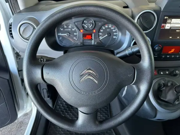 Citroën Berlingo 2016 - 12900 EUR, 101818 km - AUTO.MOTO.pt - 101818km - foto 14 de 27