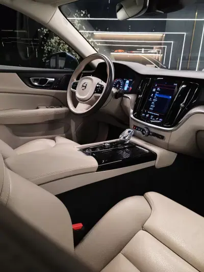 Volvo V60 2021 - 29750 EUR, 109907 km - AUTO.MOTO.pt - 109907km - foto 10 de 17