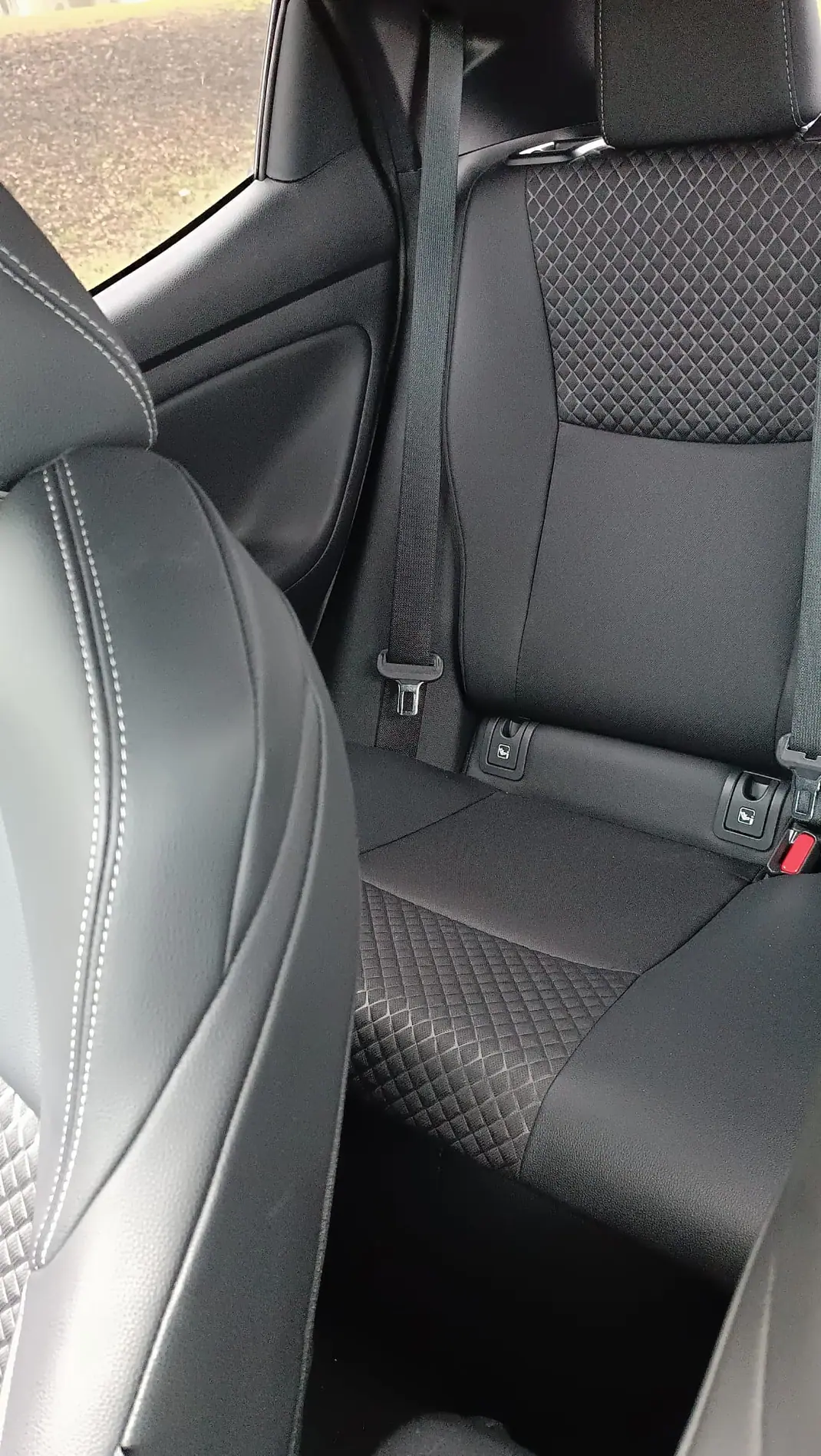 Toyota Yaris 2024 - 28000 EUR, 7870 km - AUTO.MOTO.pt - 7870km - foto 4 de 7