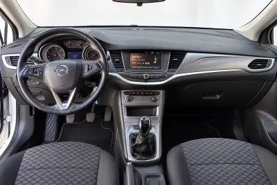Opel Astra Sports Tourer 2021 — foto 6 de 9