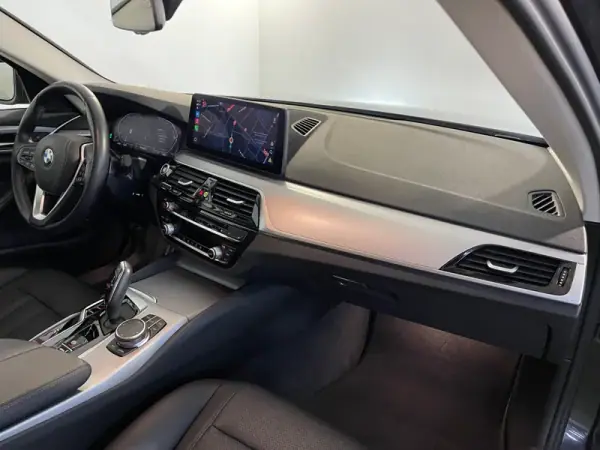 BMW 520 2023 - 34500 EUR, 83000 km - AUTO.MOTO.pt - 83000km - foto 14 de 36