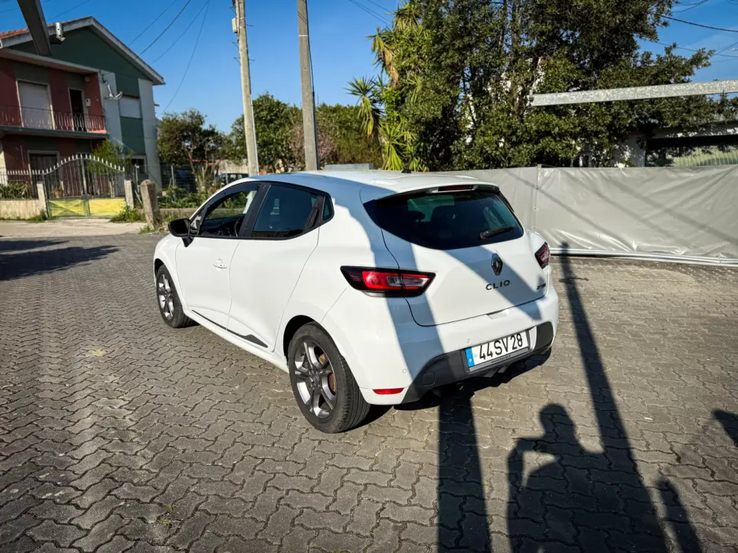 Renault Clio 2017 - 10500 EUR, 107000 km - AUTO.MOTO.pt - 107000km - foto 10 de 12