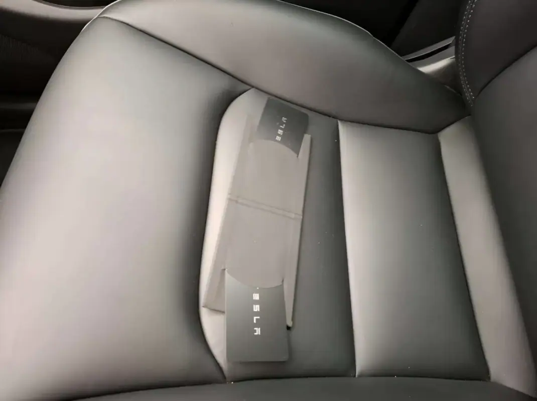 Tesla Model Y 2023 - 35900 EUR, 29800 km - 29800km - foto 8 de 12