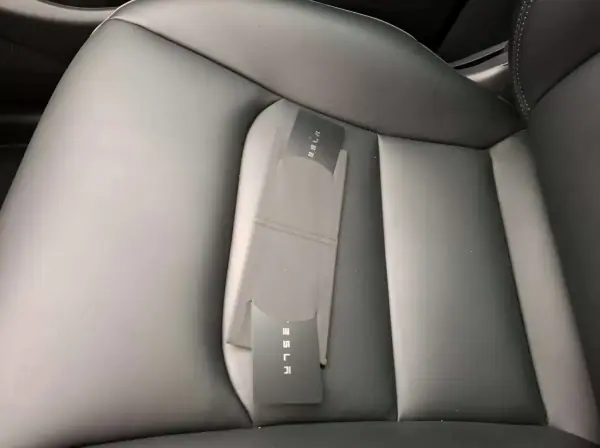 Tesla Model Y 2023 - 35900 EUR, 29800 km - AUTO.MOTO.pt - 29800km - foto 8 de 12
