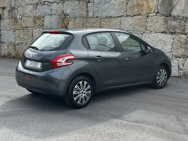Peugeot 208 2015 - 7990 EUR, 73000 km - AUTO.MOTO.pt - 73000km - foto 15 de 51