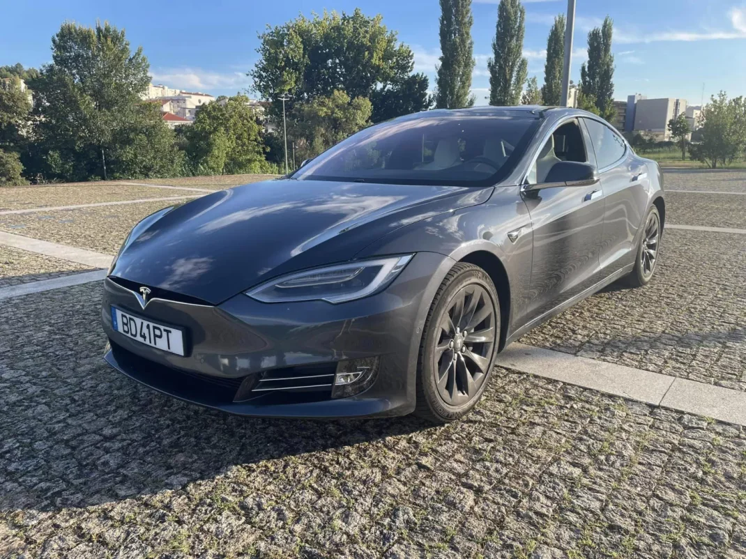 Tesla Model S 2018 - 37900 EUR, 131000 km - AUTO.MOTO.pt - 131000km - foto 1 de 11