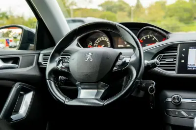 Peugeot 308 2018 - 12000 EUR, 185000 km - AUTO.MOTO.pt - 185000km - foto 5 de 17