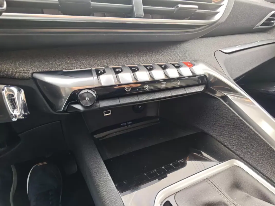 Peugeot 3008 2020 - 19900 EUR, 98000 km - AUTO.MOTO.pt - 98000km - foto 25 de 28