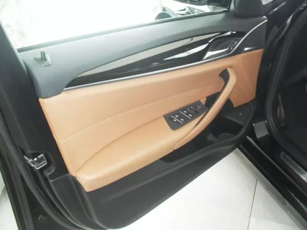 BMW 520 2017 - 26950 EUR, 80835 km - AUTO.MOTO.pt - 80835km - foto 9 de 38