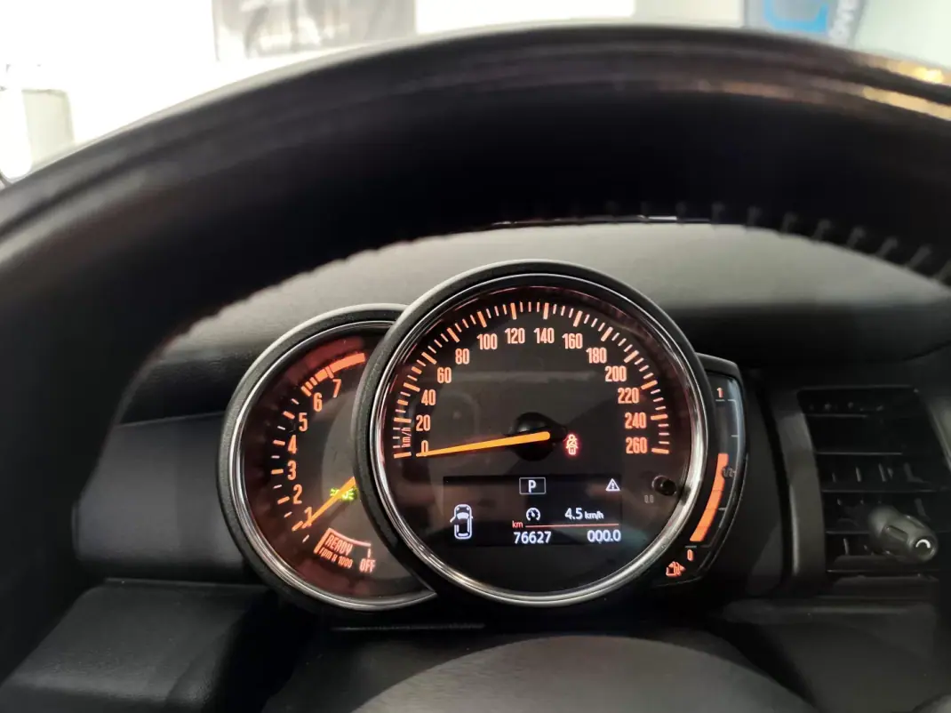 MINI 5 Portas 2017 - 15490 EUR, 76000 km - AUTO.MOTO.pt - 76000km - foto 19 de 27