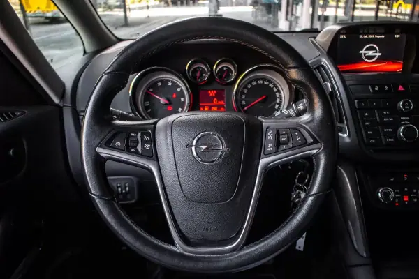 Opel Zafira 2015 - 10750 EUR, 132405 km - AUTO.MOTO.pt - 132405km - foto 11 de 32