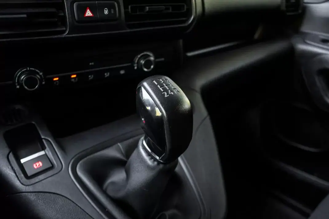 Peugeot Partner 1.5 Blue HDI 100 S&S Premium 2021 - 12990 EUR, 71659 km - AUTO.MOTO.pt - 71659km - foto 14 de 31