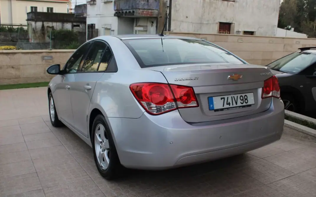 Chevrolet Cruze 2010 - 7990 EUR, 120000 km - AUTO.MOTO.pt - 120000km - foto 8 de 21