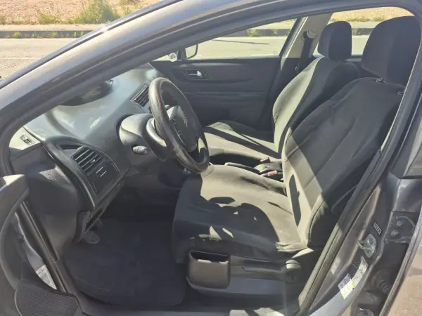 Citroën C4 2010 - 2900 EUR, 399100 km - AUTO.MOTO.pt - 399100km - foto 13 de 16