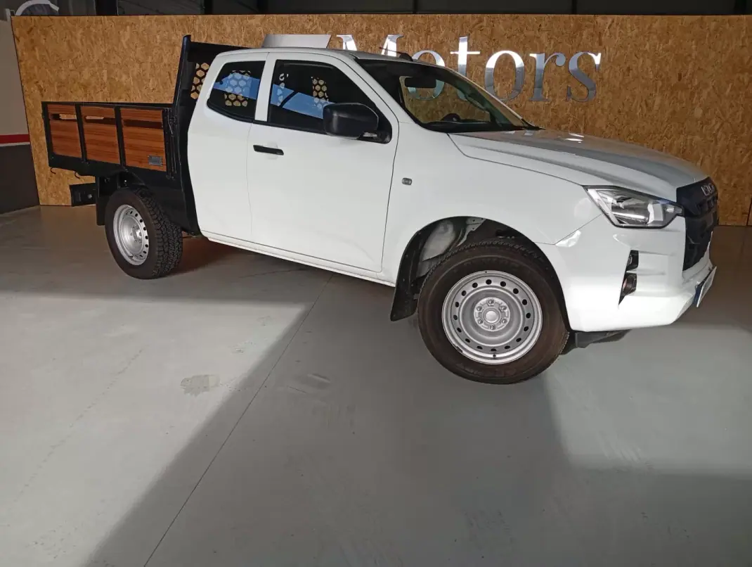 Isuzu D-MAX 2.5 4WD 2022 - 32900 EUR, 57200 km - AUTO.MOTO.pt - 57200km - foto 1 de 15