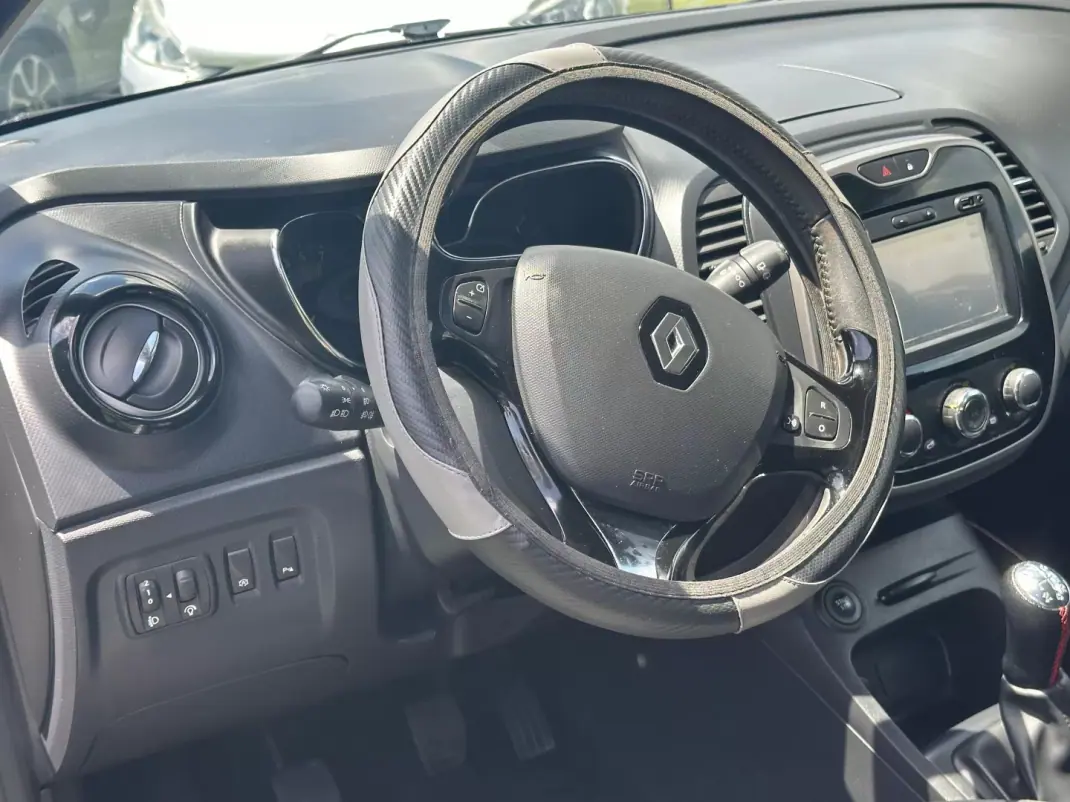 Renault Captur 2015 - 13990 EUR, 56433 km - AUTO.MOTO.pt - 56433km - foto 13 de 17