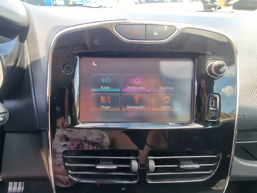 Renault Clio 2014 - 10490 EUR, 118020 km - AUTO.MOTO.pt - 118020km - foto 30 de 36