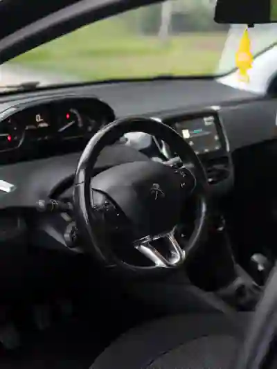 Peugeot 208 2018 - 7800 EUR, 199800 km - AUTO.MOTO.pt - 199800km - foto 3 de 8