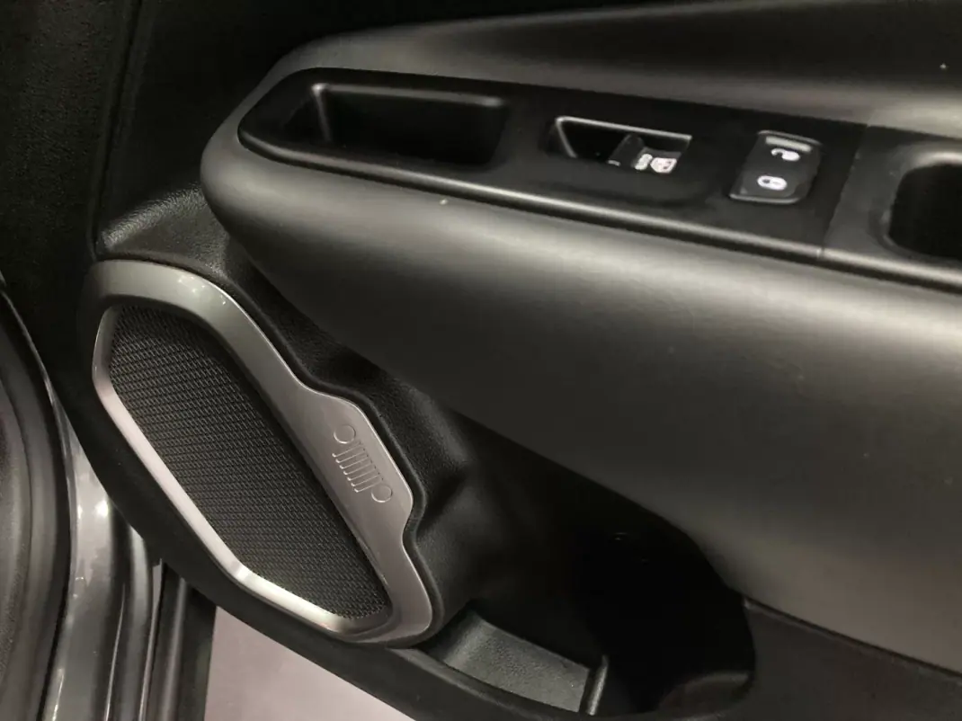 Jeep Renegade 2019 - 12900 EUR, 102216 km - AUTO.MOTO.pt - 102216km - foto 21 de 42