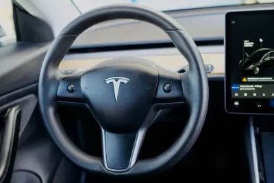 Tesla Model 3 2020 - 24500 EUR, 118368 km - AUTO.MOTO.pt - 118368km - foto 6 de 21