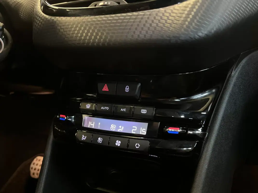 Peugeot 2008 2017 - 10990 EUR, 102000 km - AUTO.MOTO.pt - 102000km - foto 34 de 40