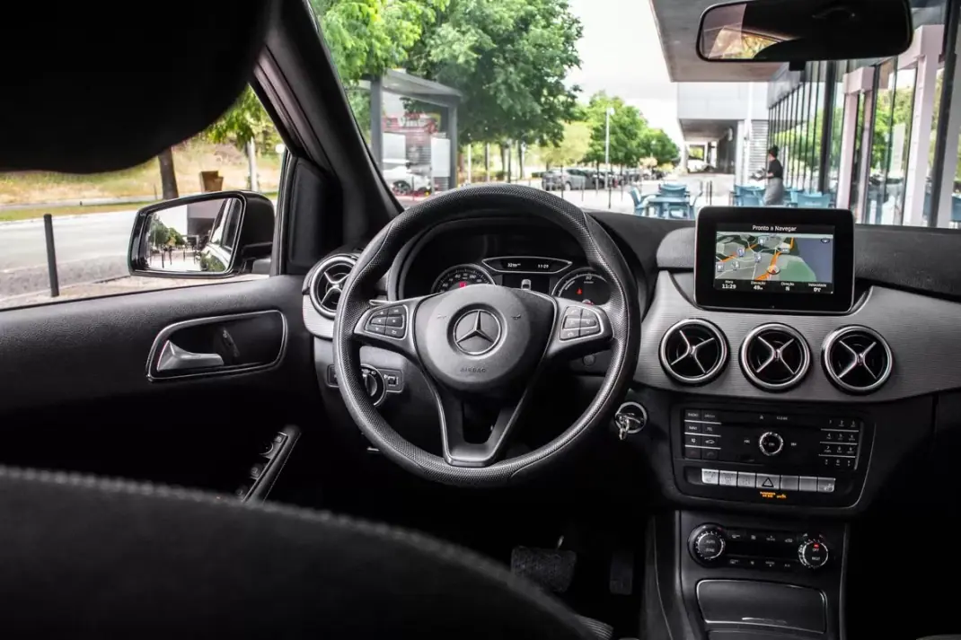 Mercedes-Benz B 250 2017 - 13990 EUR, 87144 km - AUTO.MOTO.pt - 87144km - foto 34 de 42