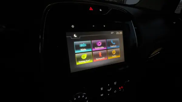 Renault Captur 2016 - 12999 EUR, 94000 km - AUTO.MOTO.pt - 94000km - foto 8 de 9