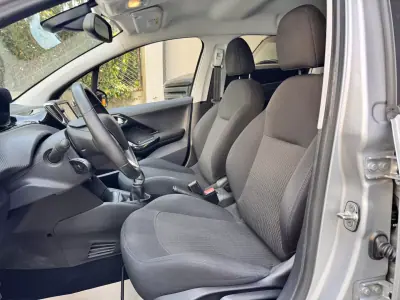 Peugeot 208 2018 - 9500 EUR, 95379 km - AUTO.MOTO.pt - 95379km - foto 19 de 22