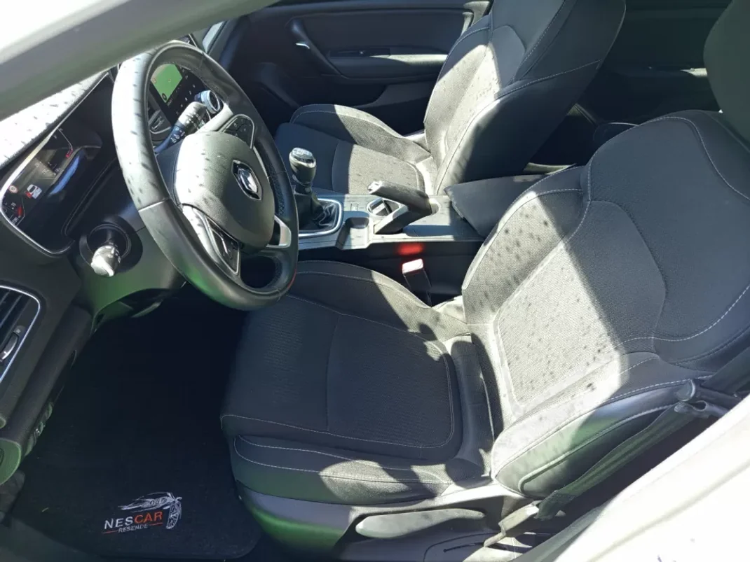 Renault Mégane 2020 - 17900 EUR, 127391 km - AUTO.MOTO.pt - 127391km - foto 6 de 11