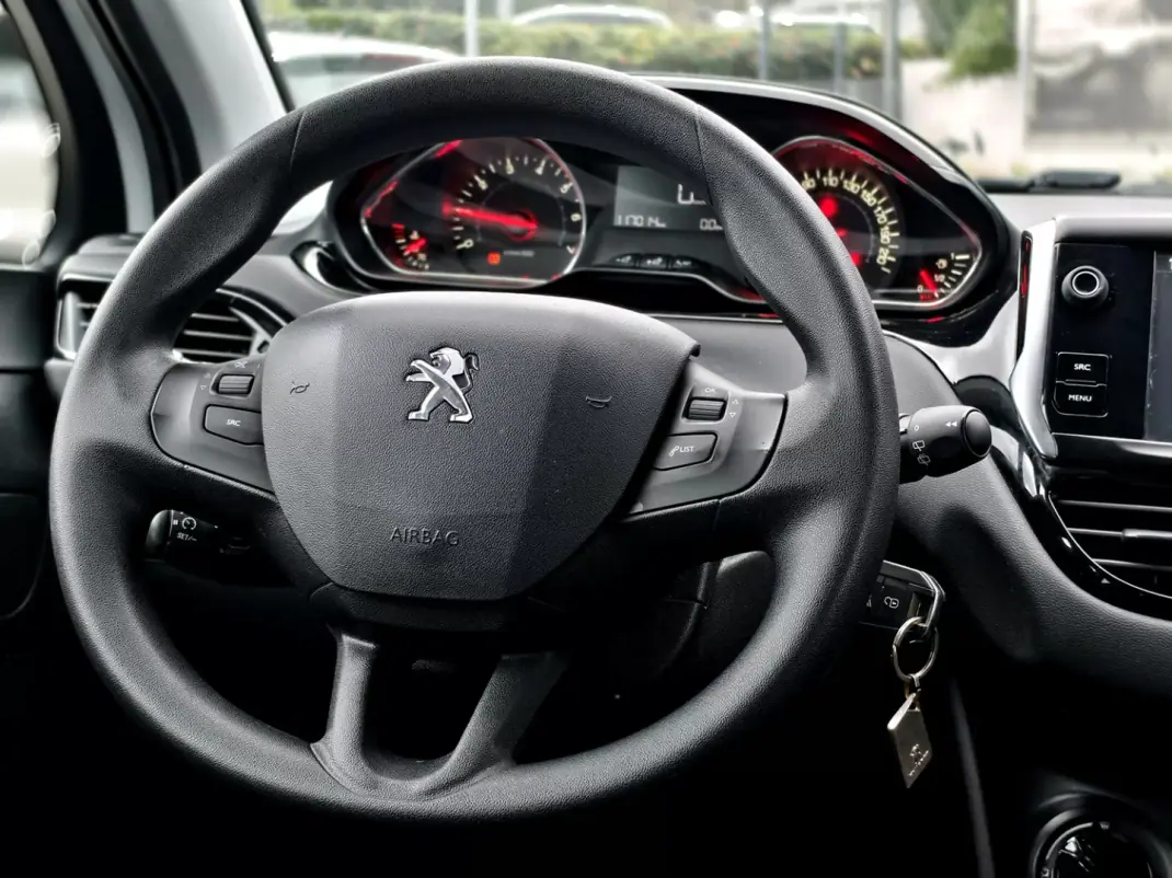 Peugeot 208 2014 - 7750 EUR, 117000 km - AUTO.MOTO.pt - 117000km - foto 15 de 16