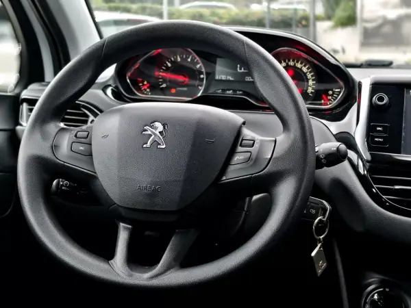 Peugeot 208 2014 - 7750 EUR, 117000 km - AUTO.MOTO.pt - 117000km - foto 15 de 16