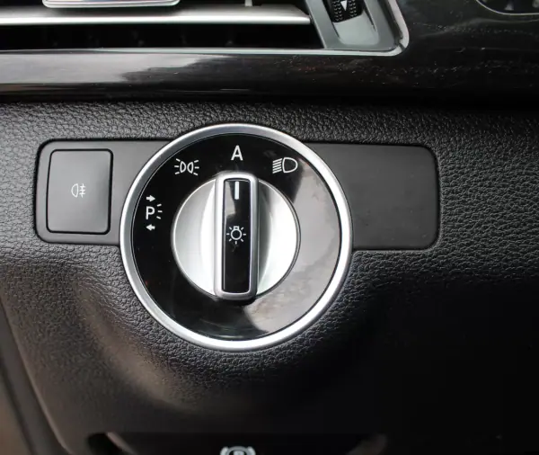Mercedes-Benz E 250 2010 - 12990 EUR, 245000 km - AUTO.MOTO.pt - 245000km - foto 23 de 48