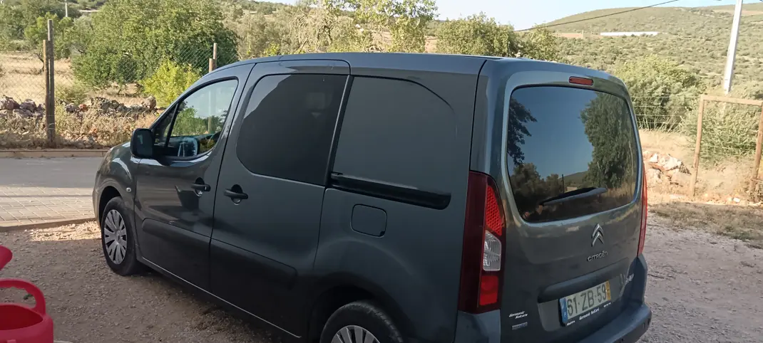 Citroën Berlingo 2015 - 3750 EUR, 289000 km - AUTO.MOTO.pt - 289000km - foto 12 de 14