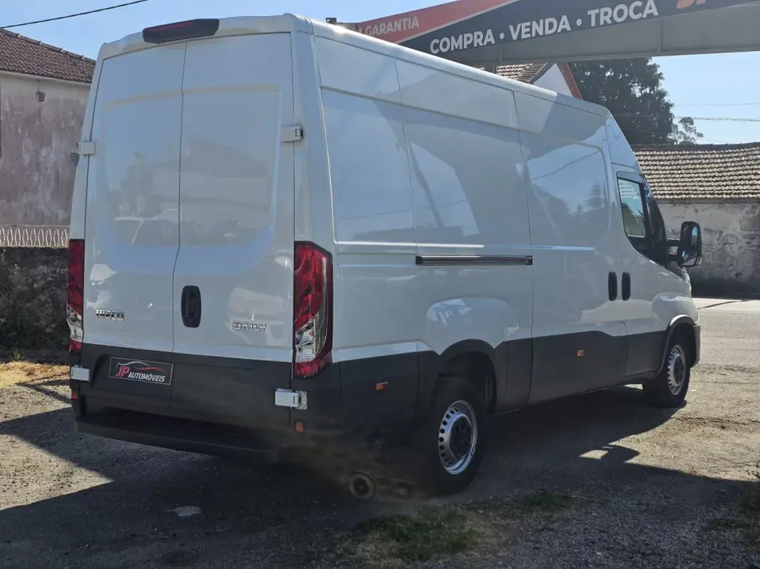Iveco Daily 35 S14 2.3 D PLATAFORMA 2023 - 24750 EUR, 45000 km - AUTO.MOTO.pt - 45000km - foto 10 de 12