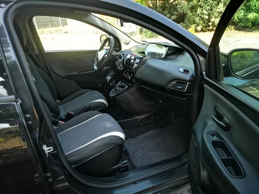Lancia Ypsilon 2014 - 7500 EUR, 100000 km - AUTO.MOTO.pt - 100000km - foto 20 de 36