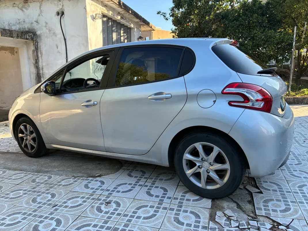 Peugeot 208 2014 - 7800 EUR, 79000 km - AUTO.MOTO.pt - 79000km - foto 5 de 7