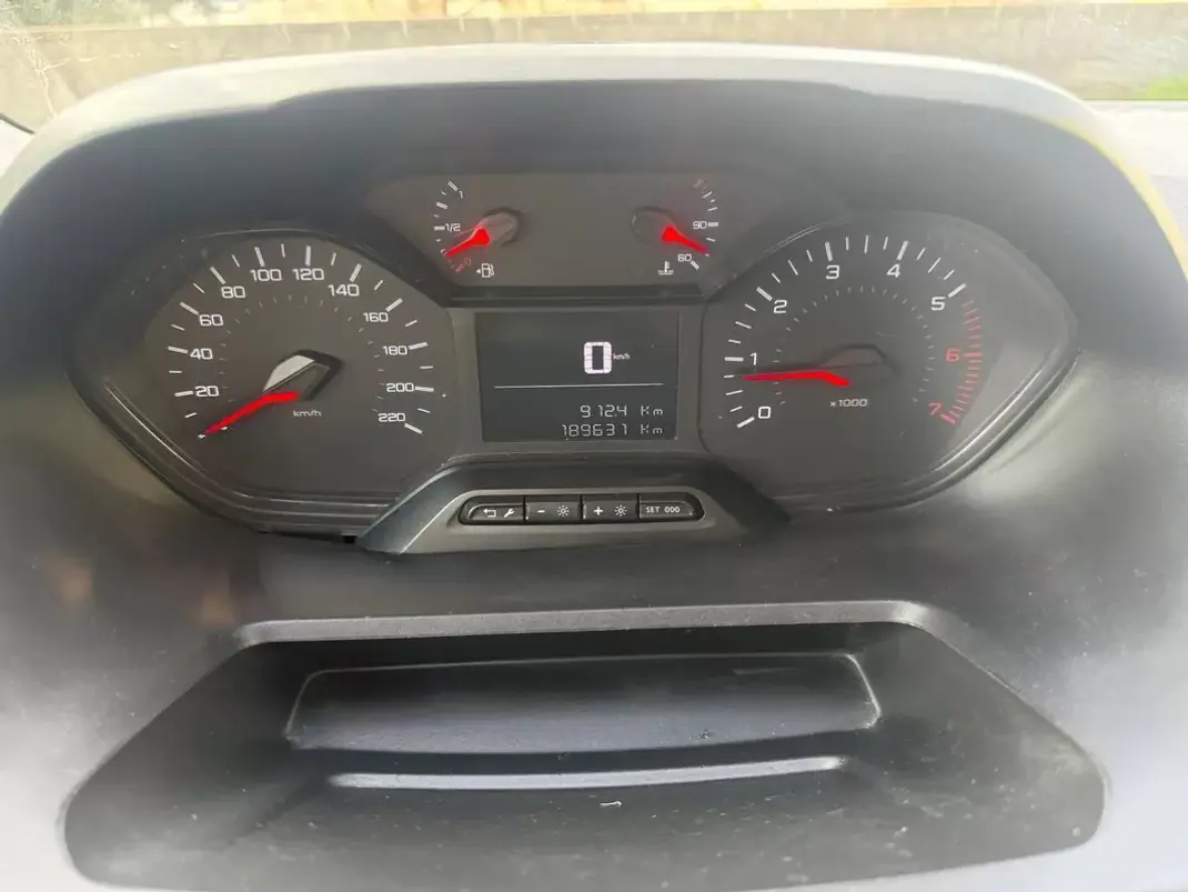 Peugeot PARTNER GIRAFON 2019 - 10900 EUR, 186000 km - AUTO.MOTO.pt - 186000km - foto 15 de 27