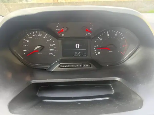 Peugeot PARTNER GIRAFON 2019 - 10900 EUR, 186000 km - AUTO.MOTO.pt - 186000km - foto 15 de 27